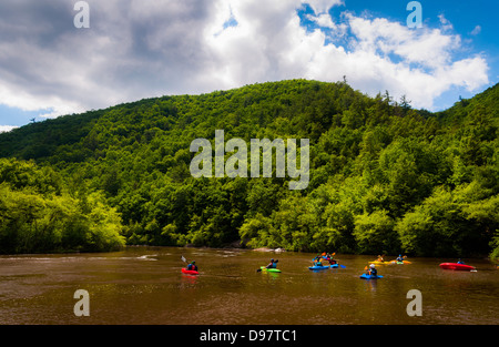 Kajakfahrer in der Lehigh River, befindet sich in der Pocono Mountains in Pennsylvania. Stockfoto