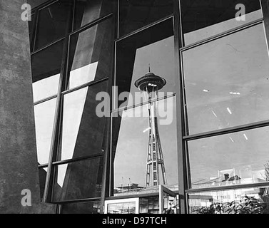 Ein Foto mit der ikonischen Space Needle, die während der Century 21 Ausstellung in Seattle von den Glasfenstern des Washington State Coliseum reflektiert wurde. Dieses Bild fängt einen wichtigen Moment in der Geschichte der Weltausstellung von Seattle ein. Stockfoto