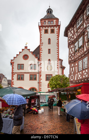 Mosbach, Deutschland, Europa. Marktplatz an einem regnerischen Markttag. Stockfoto