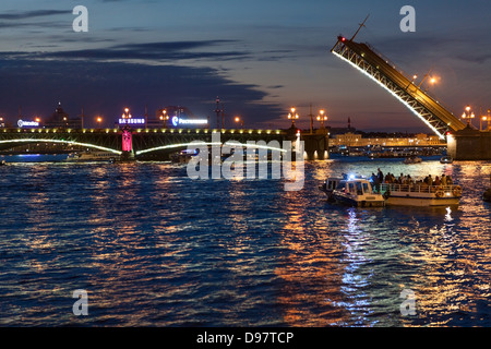 Beginn der Trinity Brücke anheben und Vergnügen sind Boote auf Newa am Juni 2013 in Sankt-Petersburg, Russland. Weiße Nächte Stockfoto