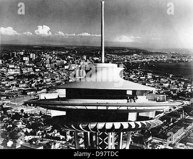 Dieses Bild zeigt die Space Needle, ein berühmtes Wahrzeichen in Seattle, während der Century 21 Exhibition (1962). Es steht als Symbol für moderne Architektur und Seattles Rolle auf der Weltausstellung. Stockfoto