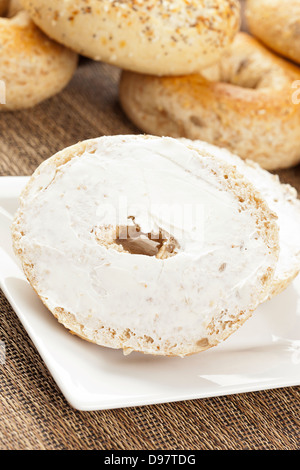 Hausgemachte frische ganze Korn-Bagel mit Frischkäse Stockfoto