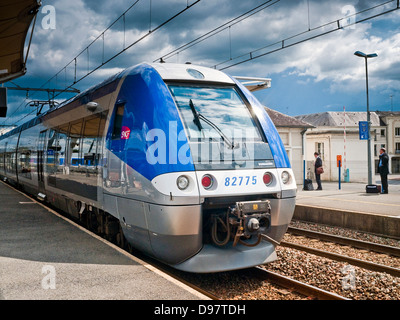 Französisch-Bombardier-s-Bahn Ankunft am Bahnhof - Frankreich. Stockfoto