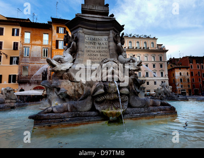 Späten Nachmittag im Pantheon. Detail der Brunnen auf der Piazza della Rotonda in Rom, Italien. Stockfoto