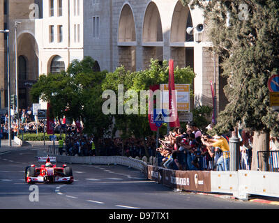 Formula One Star, Italienisch, GIANCARLO FISICHELLA, derzeit Ferrari-Testfahrer fährt ein Scuderia Ferrari F1-Auto auf König David Straße als Jerusalem seinen ersten Formel-1 "Peace Road Show" Gastgeber mit der Teilnahme von international renommierten Treiber. Jerusalem, Israel. 13. Juni 2013.  Jerusalem veranstaltete die Formel einer "Peace Road Show" mit der Teilnahme von international renommierten Fahrer und Autos. Mehr als 50.000 Zuschauer versammelten sich für die Show, initiiert von Bürgermeister Barkat, während viele extravagante Produktion kritisiert. Stockfoto