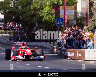 Formula One Star, Italienisch, GIANCARLO FISICHELLA, derzeit Ferrari-Testfahrer fährt ein Scuderia Ferrari F1-Auto auf König David Straße als Jerusalem seinen ersten Formel-1 "Peace Road Show" Gastgeber mit der Teilnahme von international renommierten Treiber. Jerusalem, Israel. 13. Juni 2013.  Jerusalem veranstaltete die Formel einer "Peace Road Show" mit der Teilnahme von international renommierten Fahrer und Autos. Mehr als 50.000 Zuschauer versammelten sich für die Show, initiiert von Bürgermeister Barkat, während viele extravagante Produktion kritisiert. Stockfoto