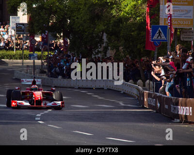 Formula One Star, Italienisch, GIANCARLO FISICHELLA, derzeit Ferrari-Testfahrer fährt ein Scuderia Ferrari F1-Auto auf König David Straße als Jerusalem seinen ersten Formel-1 "Peace Road Show" Gastgeber mit der Teilnahme von international renommierten Treiber. Jerusalem, Israel. 13. Juni 2013.  Jerusalem veranstaltete die Formel einer "Peace Road Show" mit der Teilnahme von international renommierten Fahrer und Autos. Mehr als 50.000 Zuschauer versammelten sich für die Show, initiiert von Bürgermeister Barkat, während viele extravagante Produktion kritisiert. Stockfoto