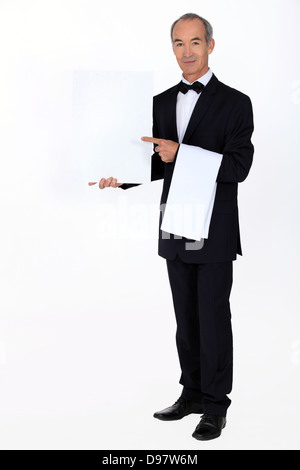 Kellner mit einem leeren Menü Stockfoto