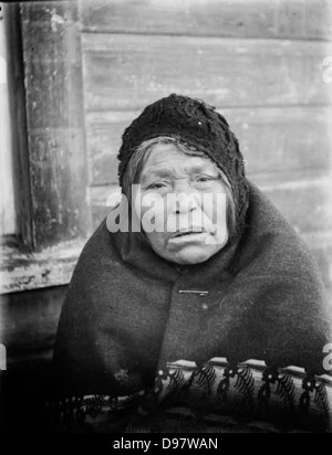 Makah Frau namens Mrs. Clallum Jackson, trägt eine Mütze und Decke, Neah Bay, Washington Stockfoto