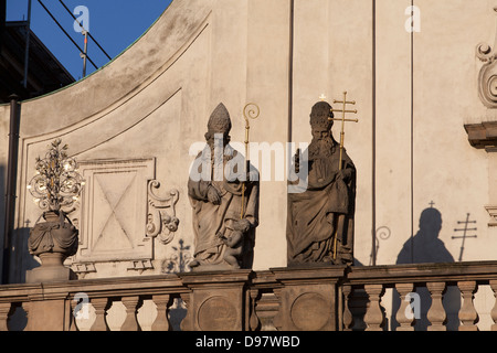 Statuen in der Oper in Prag, Tschechische Republik, Europa. Stockfoto