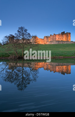 Alnwick Castle spiegelt sich in den Fluss Aln in der Dämmerung, Northumberland, England. Frühjahr 2013 (Mai). Stockfoto