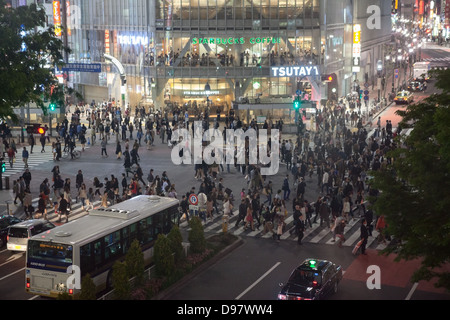 Shibuya Crossing ist berühmter Ort für Gerangel Kreuzung in der Stadt Tokio, Japan. Nachtansicht. Menschen vorbeigehen Kreuzung Stockfoto