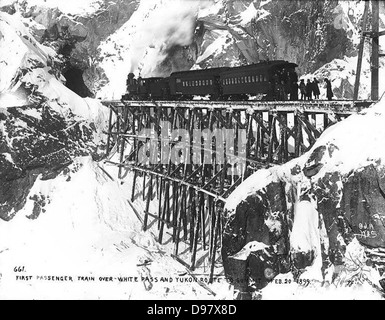 Ersten Personenzug der White Pass & Yukon Eisenbahn auf dem Weg zum Gipfel, Alaska Stockfoto