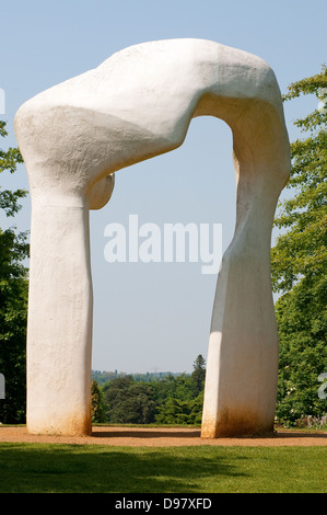 Henry Moor Skulptur "The Arch" Battleston Hill, Wisley Garden, Surrey, UK Stockfoto