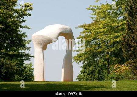 Henry Moor Skulptur "The Arch" Battleston Hill, Wisley Garden, Surrey, UK Stockfoto