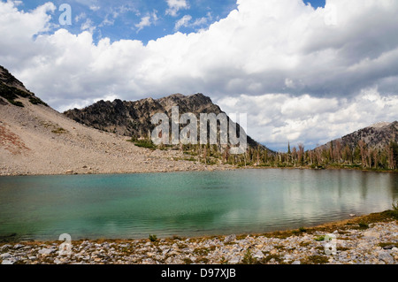 Weiße Wolken wälzen Smaragd grüner Bergsee. Stockfoto