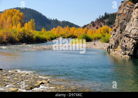 Der Gros Ventre (ˈgrō-ˌvänt) Fluss schlängelt sich durch das Herbsttal, Wyoming, USA Stockfoto