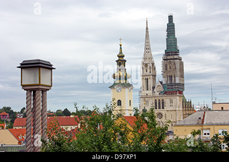 Blick über die Dächer auf die Türme der Kathedrale von Zagreb und der Turm der Kirche St. Maria, Zagreb, Kroatien Stockfoto