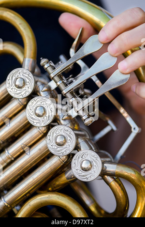 Kaukasische männlichen Hornist holding Rotoren auf seinem alten goldenen Französisch horn Stockfoto