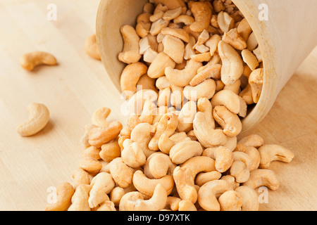 Bio Cashew mit keine Shell auf einem Hintergrund Stockfoto