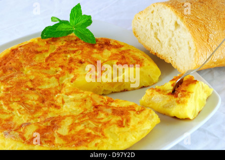 Spanisches Omelett mit Eiern und Kartoffeln gemacht. Mit Brot. Stockfoto