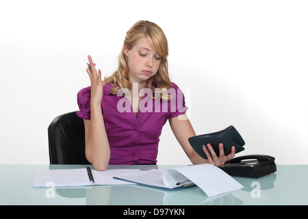 Erbittert Frau mit einem Taschenrechner Stockfoto