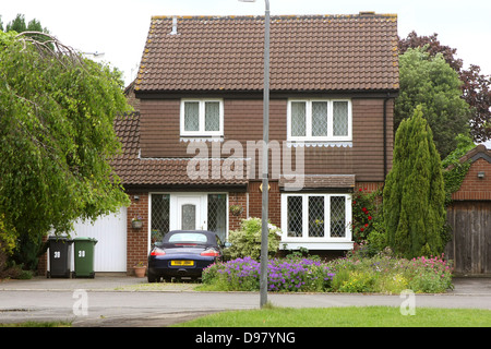 Typisch britische Haus, erbaut in den 1980er Jahren mit recycling-Behälter und UN-in der Regel einen Porsche im Laufwerk, Bradley Stoke, Bristol, Stockfoto