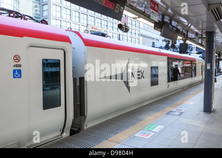 NEX - Narita Express-Zug ist ein Transfer von Tokyo City zum Flughafen in Narita, Japan. Autos auf Plattform Stockfoto