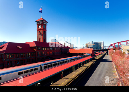 Ansicht der Union Station von Überführung Fussgängerbrücke auf sonnigen, klaren Tag in Portland, Oregon Stockfoto