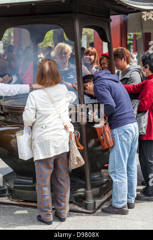 Menschen brennen aromatische sticks vor dem Haupttempel Heiligtum Kannondo Senso-Ji, Asakusa, Tokio, Japan Stockfoto