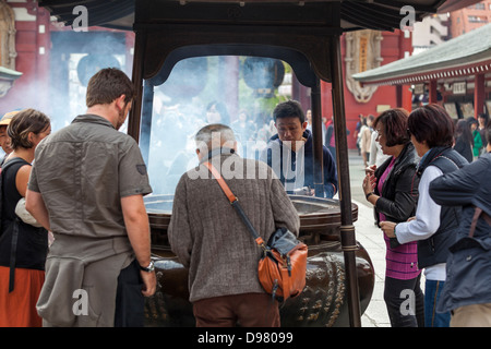 Touristen, die brennenden aromatischen klebt vor dem Haupttempel Heiligtum Kannondo Senso-Ji, Asakusa, Tokio, Japan Stockfoto