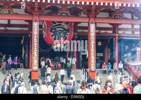 Vorderansicht der Haupttreppe, Kannondo großen Saal mit großen roten Papierlaterne. Menschen. Sensoji Schrein, Asakusa, Tokio, Japan Stockfoto