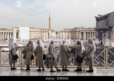 Nonnen, St Peter's Square und Petersdom, Vatikanstadt Stockfoto