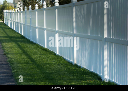 Weißer Zaun. Stockfoto