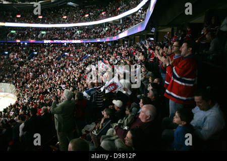 Fans bei einem Montreal Canadiens Hockey-Spiel im Bell Centre. Stockfoto