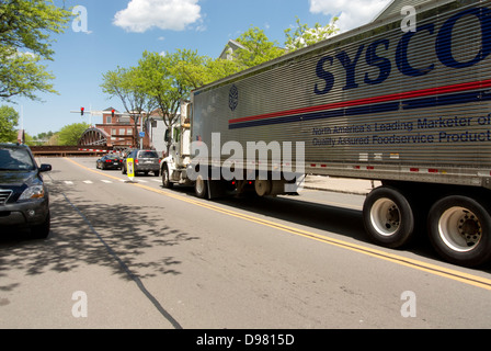 Sattelschlepper Hubbrücke warten. Stockfoto