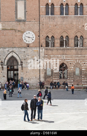 Fassaden- und Uhr von der alten Ospedale di Santa Maria della Scala, Siena, Toskana, Italien Stockfoto