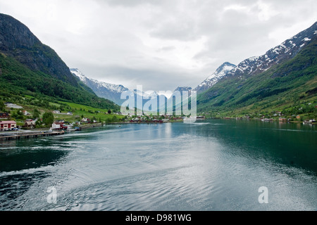 Die kleine Stadt Olden schmiegt sich in malerischen Pracht an der Spitze der alten Fjord, Norwegen Stockfoto