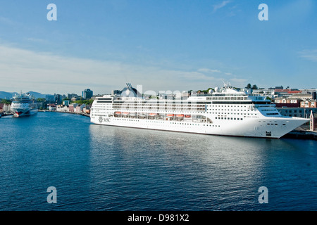Kreuzfahrtschiffe AIDAluna (links) und MSC Opera Besuch in Stavanger, Norwegen Stockfoto