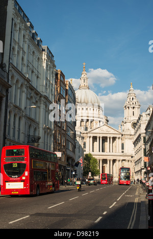 St Pauls Cathedral Dome Ludgate Hill London England | LONDON, England — Ein Blick von Ludgate Hill hinauf zur St Paul's Cathedral, wobei die markante Kuppel der Kathedrale am Ende der Straße den Horizont füllt. Entworfen von Sir Christopher Wren und zwischen 1675 und 1710 nach dem Großen Brand von London erbaut, ist die Kuppel 365 Fuß (111 Meter) hoch und eine der größten Kathedralkuppeln der Welt. Die Kathedrale befindet sich seit 604 n. Chr. an diesem Ort und dient als Sitz des Bischofs von London. Sie hat bedeutende nationale Ereignisse veranstaltet, darunter die Beerdigung von Sir Winston Ch Stockfoto