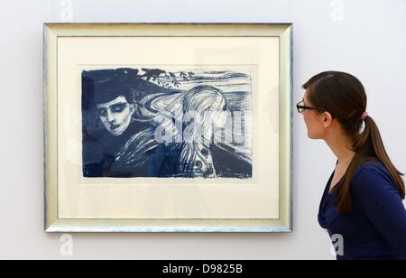 Eine Frau schaut die Lithographie "Trennung II" (1896) von Edvard Munch in der Kunstsammlungen in Chemnitz, Deutschland, 12. Juni 2013. Das Museum beherbergt eine Sonderausstellung zu Commemrate zum 150. Geburtstag des Architekten Henry van de Velde und Maler Edvard Munch, beide eine enge Verbindung zu Chemnitz hatte. Die Ausstellung läuft bis Anfang September 2013. Foto: HENDRIK SCHMIDT Stockfoto