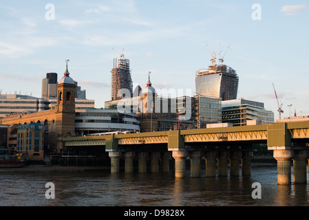 London Bridge City of London erhebt die London Bridge im Vordergrund, im Hintergrund entstehen neue Hochhäuser in der City of London. Stockfoto
