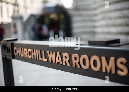 LONDON, Vereinigtes Königreich – Schild vor dem Eingang der Churchill war Rooms in London. Das Museum, einer von fünf Zweigen des Imerial war Museums, beherbergt den Untergrundbunker des Zweiten Weltkriegs, den der britische Premierminister Winston Churchill benutzt hat. Die beengten Quartiere wurden aus einem umgebauten Lagerkeller im Treasury Building in Whitehall, London, errichtet. Die unterirdischen Kabinettsräume und unter einem ungewöhnlich robusten Gebäude wurden vor den Bomben geschützt, die während des Blitz fielen. Stockfoto