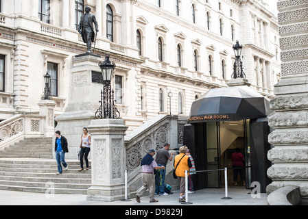 LONDON, Vereinigtes Königreich – der Eingang zu den Churchill war Rooms in London. Das Museum, einer von fünf Zweigen des Imerial war Museums, beherbergt den Untergrundbunker des Zweiten Weltkriegs, den der britische Premierminister Winston Churchill benutzt hat. Die beengten Quartiere wurden aus einem umgebauten Lagerkeller im Treasury Building in Whitehall, London, errichtet. Die unterirdischen Kabinettsräume und unter einem ungewöhnlich robusten Gebäude wurden vor den Bomben geschützt, die während des Blitz fielen. Stockfoto