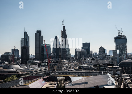 Skyline der Stadt London vom Dom der St. Paul's Cathedral // Skyline der Stadt London, von der Spitze der Kuppel der St. Paul's Cathedral aus gesehen. Stockfoto