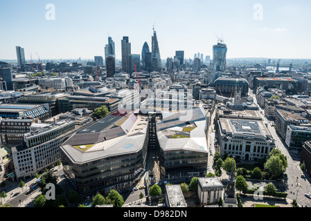 Londoner Skyline von der Kuppel der St. Paul's Cathedral | LONDON, Vereinigtes Königreich — Die Finanztürme der City of London erheben sich über dem historischen Square Mile in dieser erhöhten Ansicht von der Kuppel der St. Paul's Cathedral auf dem Ludgate Hill. Wahrzeichen wie das Gherkin, das Leadenhall Building und der Heron Tower gruppieren sich mit Kränen, die laufende Bauarbeiten markieren, ein Beweis für das ständige vertikale Wachstum des Bezirks über einem mittelalterlichen Straßenplan. Stockfoto