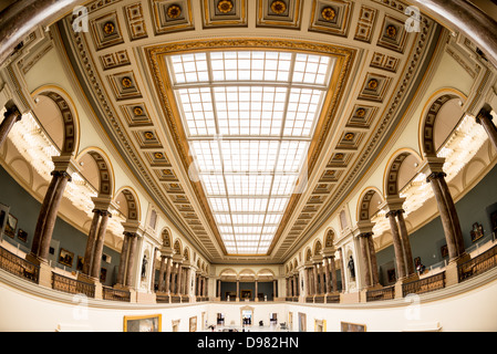 BRÜSSEL, Belgien — Decke der Haupthalle des Königlichen Museums der Schönen Künste in Belgien (auf Französisch Musées royaux des Beaux-Arts de Belgique), eines der berühmtesten Museen Belgiens. Der Komplex besteht aus mehreren Museen, darunter das Museum für antike Kunst (XV. - XVII. Jahrhundert), das Museum für moderne Kunst (XIX. ­ XX. Jahrhundert), das Wiertz-Museum, das Meunier-Museum und das Museum Magritte. Stockfoto