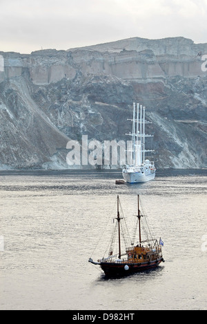 Blick auf Meer gefüllten Vulkankrater Lagune von der Klippe Fira auf der Insel Santorin in der Ägäis, Griechenland Stockfoto