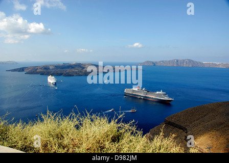 Blick auf Meer gefüllten Vulkankrater Lagune von der Klippe Fira auf der Insel Santorin in der Ägäis, Griechenland Stockfoto