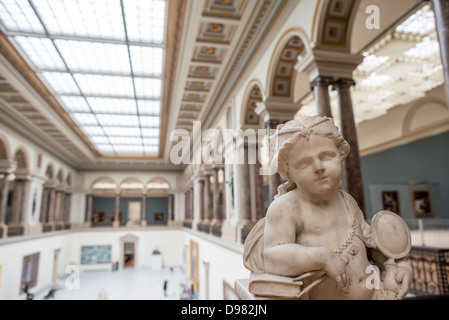 BRÜSSEL, Belgien — Eine Skulptur aus dem 17. Jahrhundert mit dem Titel „L'Abondance“ (Abundance) von Ludovicus Willemsens (1630–1702), die in den Königlichen Museen der Schönen Künste Belgiens ausgestellt wird. Dieses barocke Meisterwerk repräsentiert auf allegorische Weise Fülle und Wohlstand durch klassische Bilder. Stockfoto